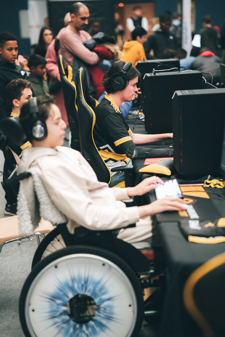 Une joueuse en fauteuil participe à un événement esport Pandore
