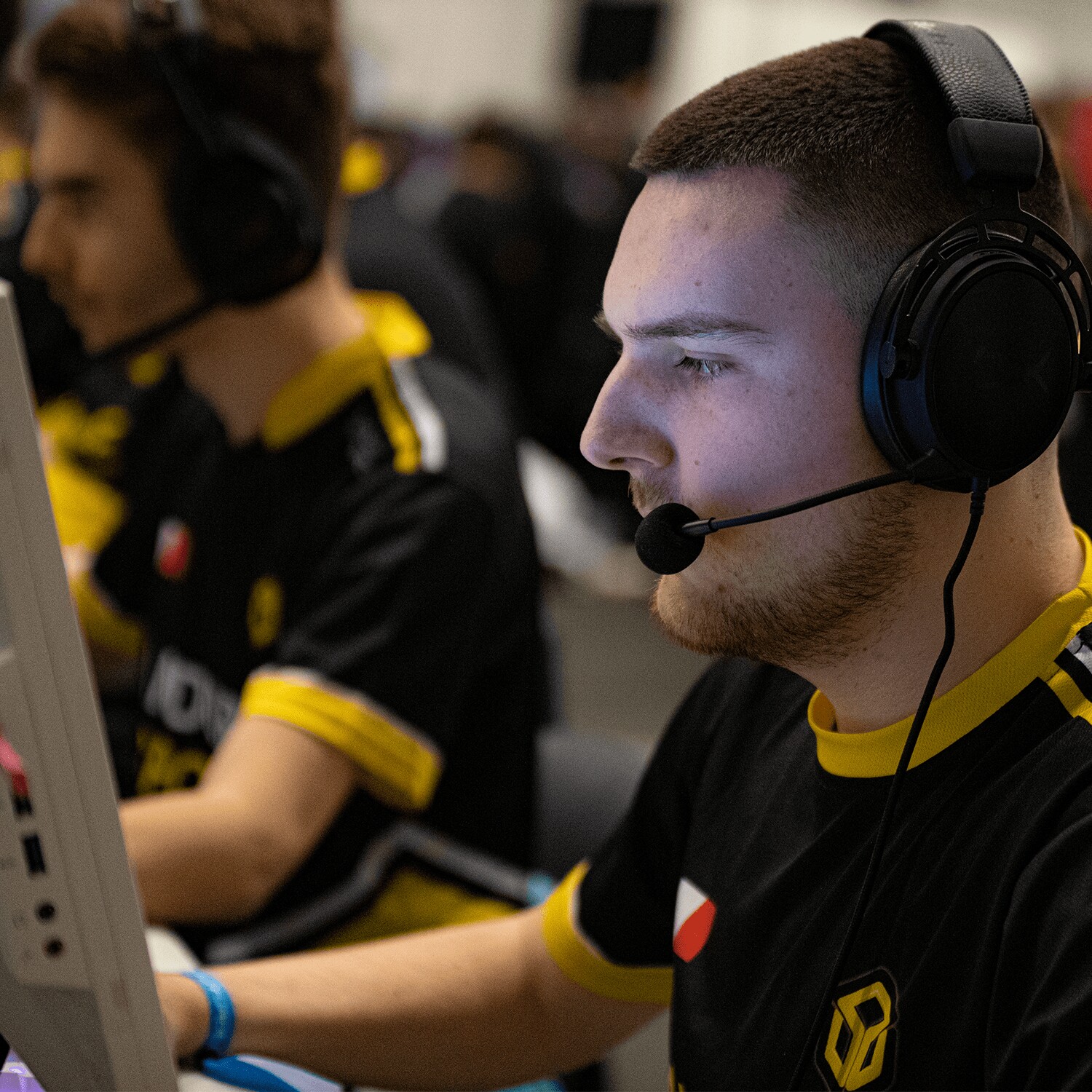 Deux joueurs Pandore concentrés pendant un tournoi esport