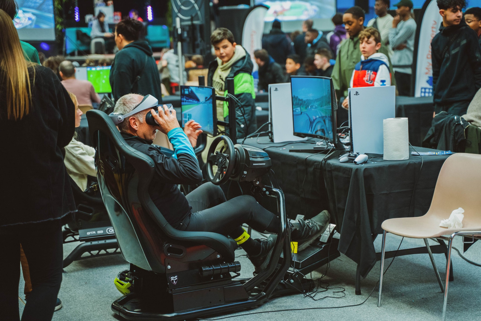 Un participant découvre un simulateur automobile en réalité virtuelle